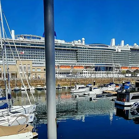 Barco-apartamento En El Náutico De