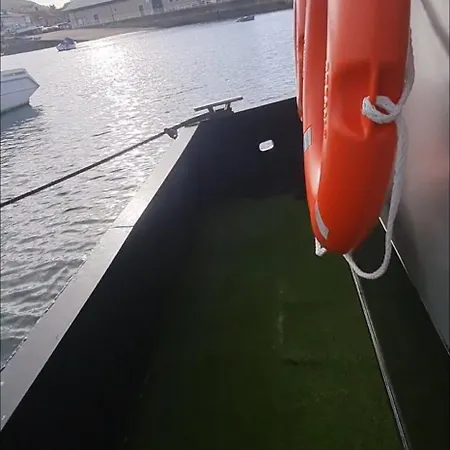 Barco-apartamento En El Nautico De