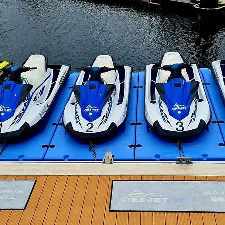 船上ホテル Barco-apartamento En El Nautico De *
