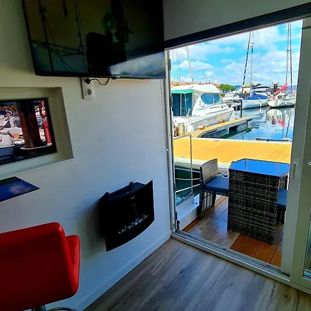 Úszó hotel Barco-apartamento En El Nautico De *