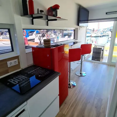 Barco-apartamento En El Nautico De Botel Vigo