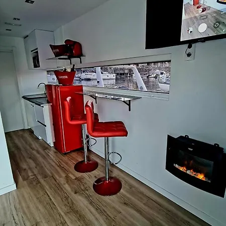 Barco-apartamento En El Nautico De *