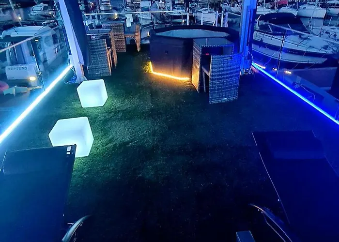 Barco-apartamento En El Nautico De 船屋 *