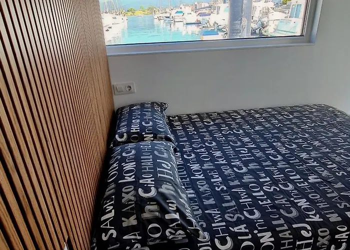 Botel Barco-apartamento En El Náutico De Vigo