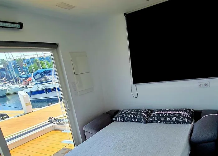 Πλωτό κατάλυμα Barco-apartamento En El Nautico De