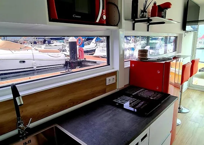 Barco-apartamento En El Nautico De 船屋 *