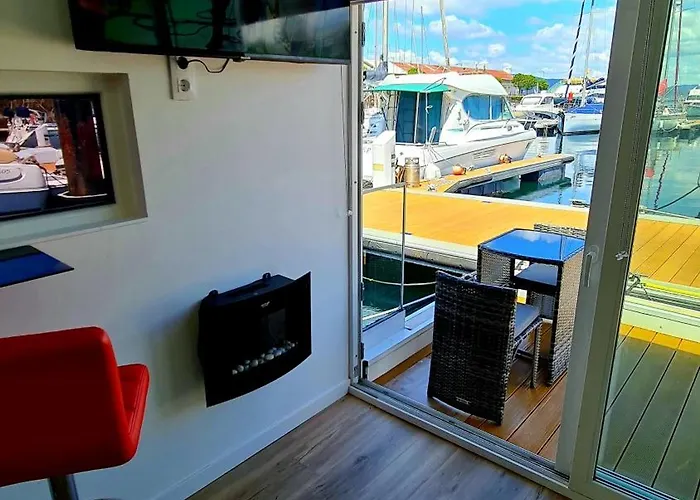 Botel Barco-apartamento En El Náutico De Vigo
