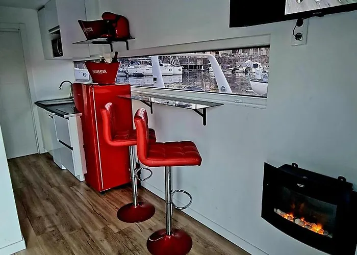 Barco-apartamento En El Nautico De *